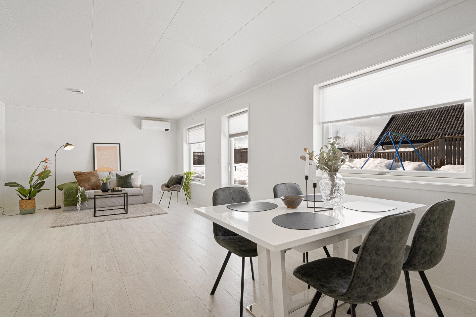 Et stort, åpent stue- og kjøkkenområde er hjemmets naturlige samlingspunkt. Galleribilde