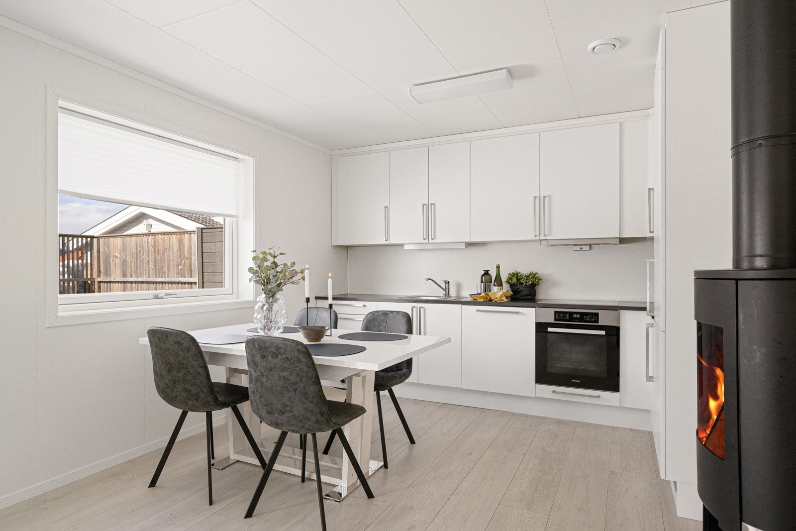 Effektiv oppvarming med varmepumpe, vedfyring og strøm. Galleribilde