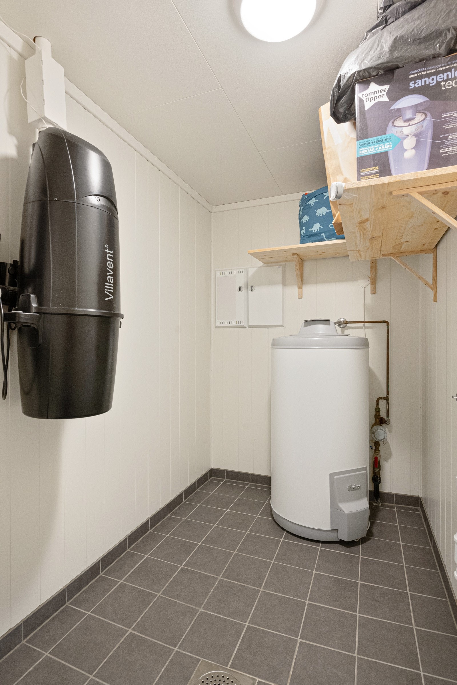 Teknisk rom/bod med plass til oppbevaring. Galleribilde