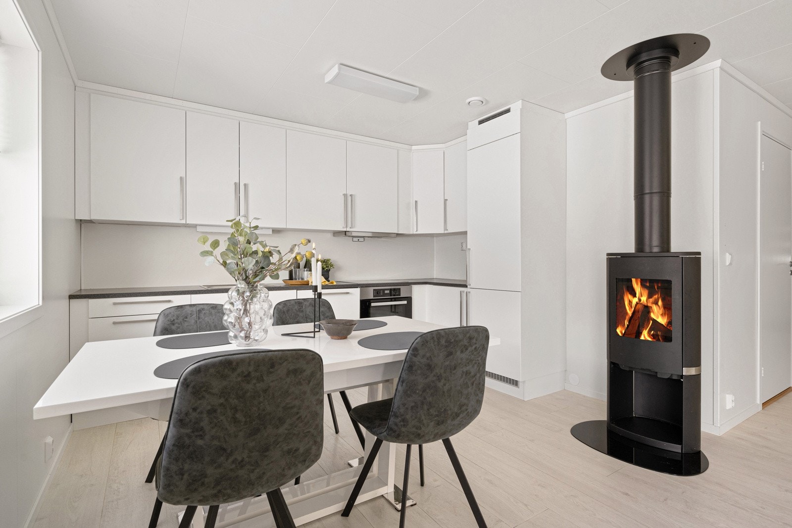 I denne flotte halvparten av en tomannsbolig fra 2018 får du moderne komfort og funksjonell planløsning. Galleribilde