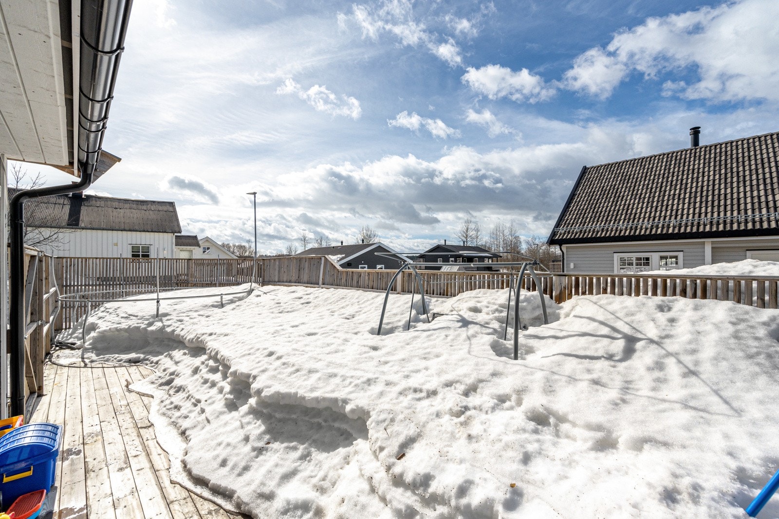 Det er også kort vei til både barnehager, barneskole og ungdomsskole, noe som gjør området attraktivt for familier. Galleribilde