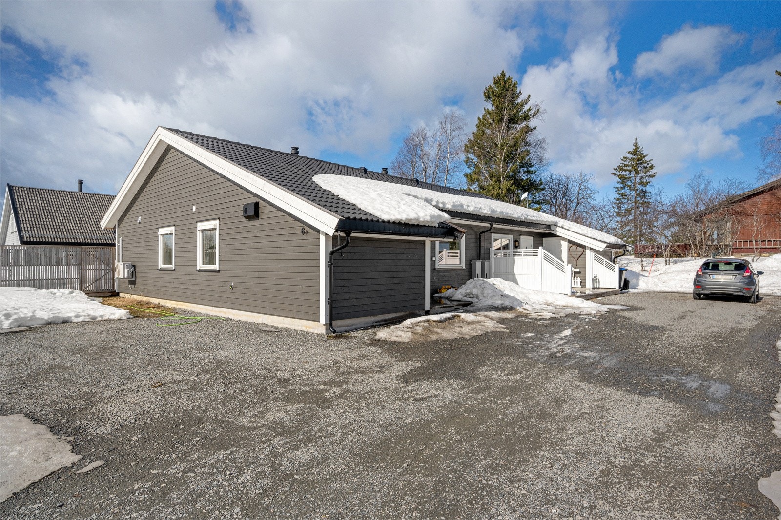 Kort gang- eller sykkelavstand til dagligvarebutikker, kafeer, legekontor, apotek og andre servicetilbud i Raufoss sentrum. Galleribilde