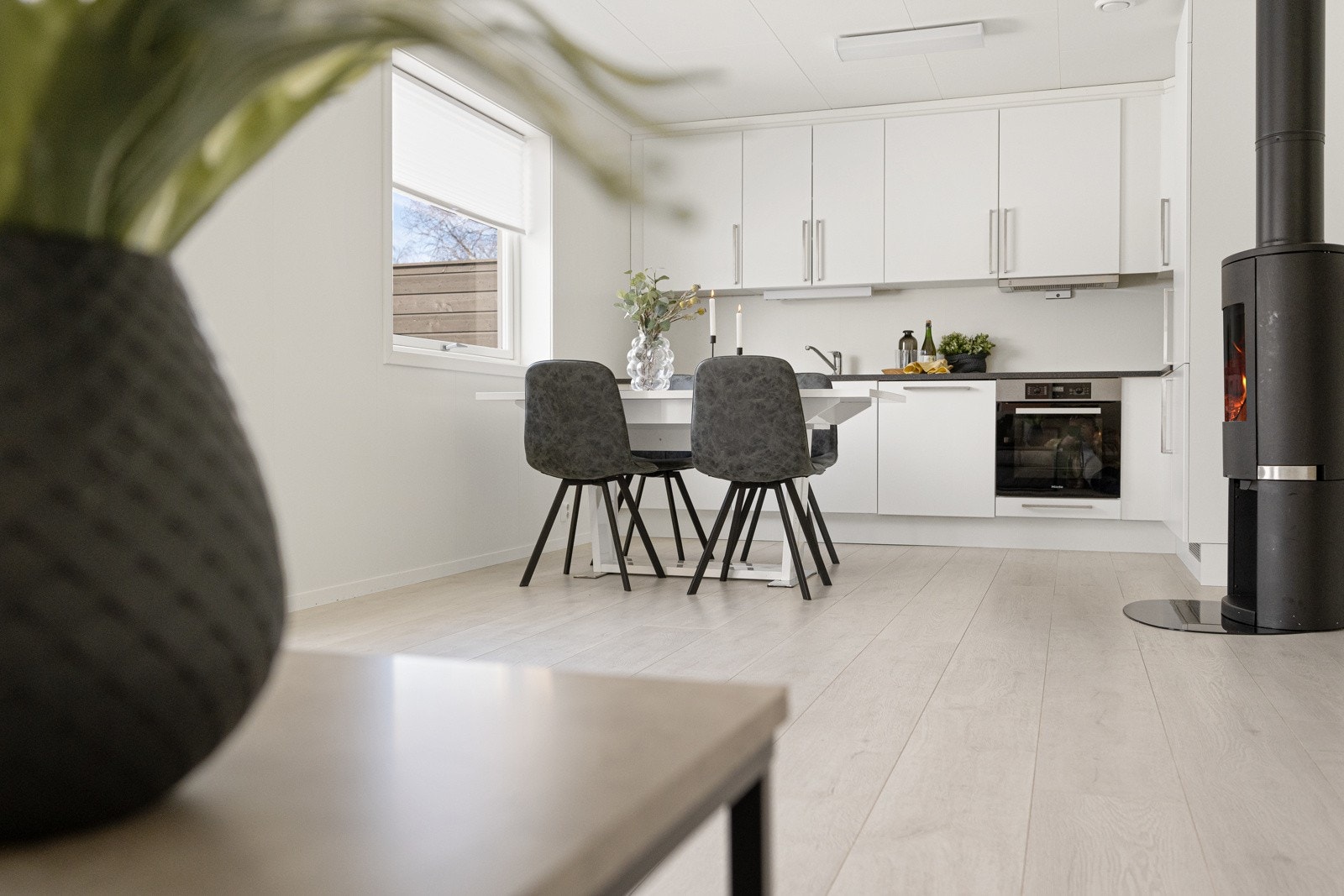 I tilknytning til kjøkkenet er det plass til spisebord med stoler. Galleribilde