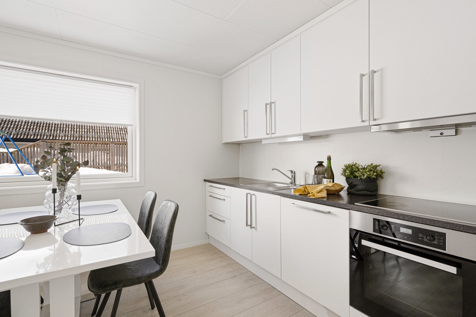 Innredningen har integrerte hvitevarer og rikelig skapplass. Galleribilde