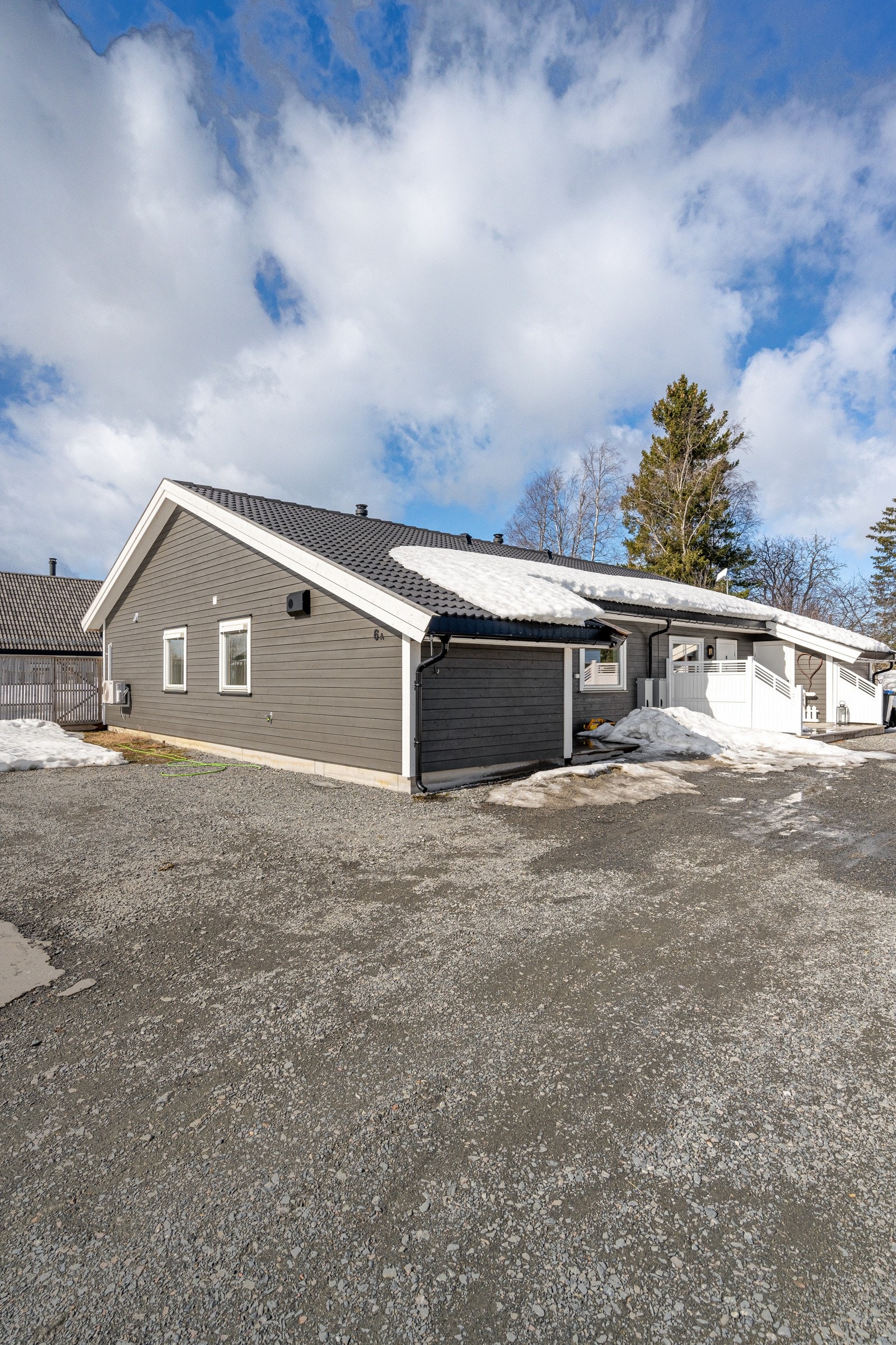 Samlet sett er Heimlyvegen 6A en attraktiv eiendom med sentral og familievennlig beliggenhet, samt kort vei til både natur og nødvendige servicetilbud. Galleribilde