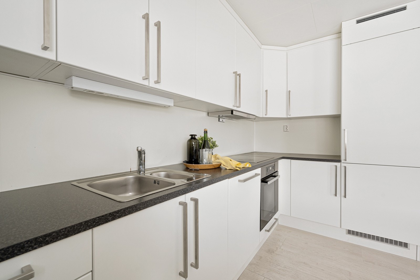 Kjøkkenet er stilrent og praktisk med moderne innredning. Galleribilde