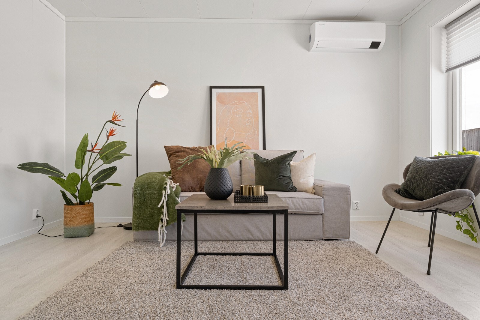 Alt er samlet på ett plan, noe som gjør boligen ideell for både barnefamilier, par og deg som ønsker en mer tilgjengelig bolig uten unødvendige trapper. Galleribilde