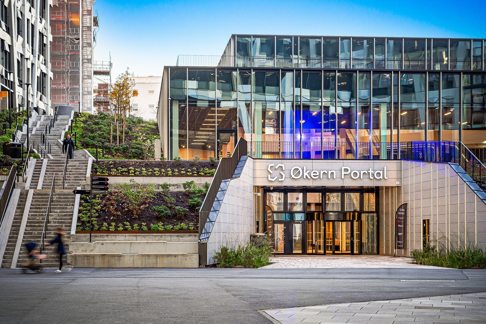 Kort gange til Økern Portal med mange restauranter, selskaper, treningssenter og offentlig takterrasse med løpebane Galleribilde