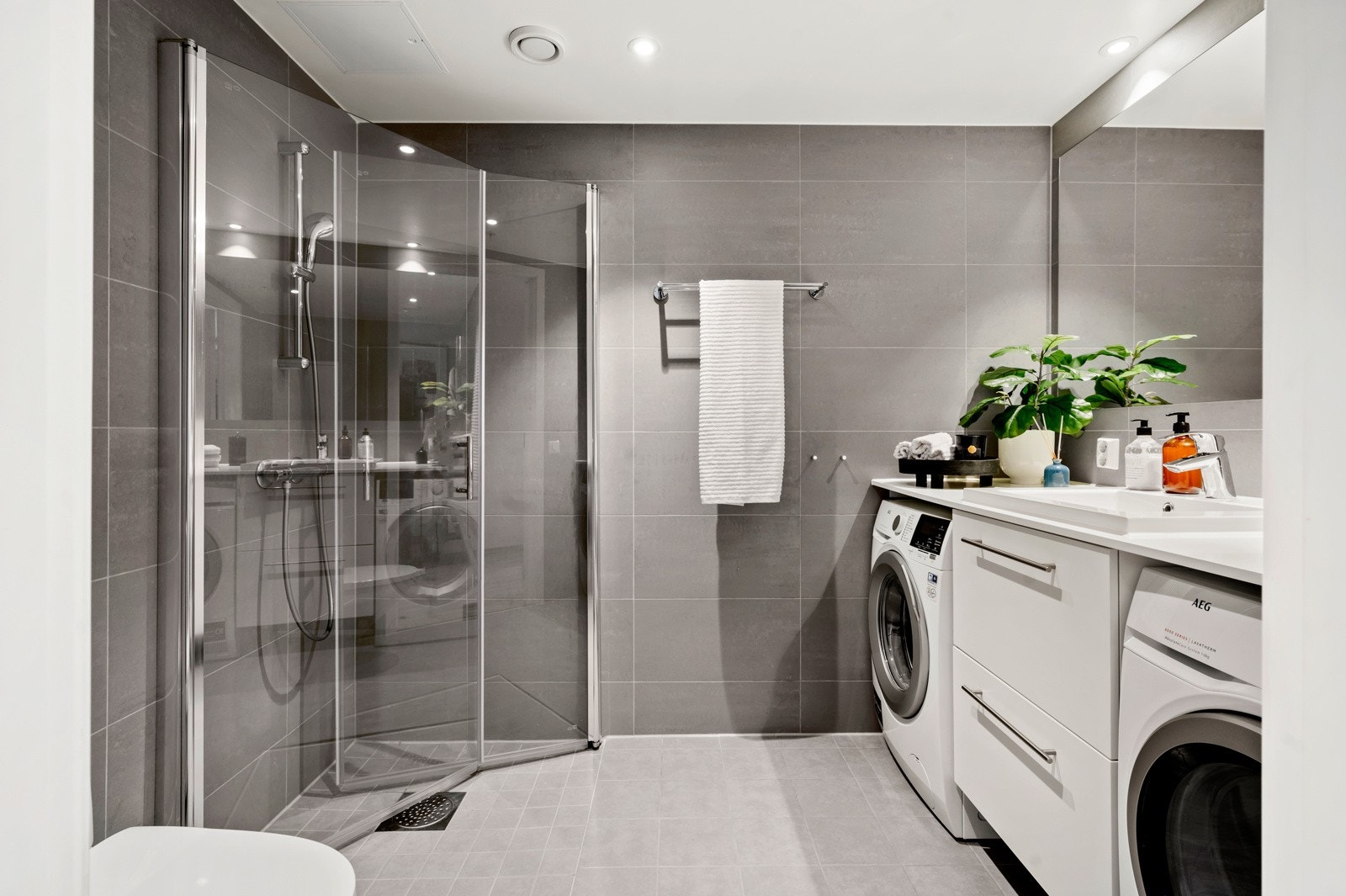 Pent flislagt bad som er moderne innredet med god oppbevaringsplass. Her er det gjort tilvalg på veggflisene som er oppgradert til 30x60 cm Porcelanto, Marte Elegance Grey- et eksklusivt tilvalg som gir rommet et elegant og tidløst uttrykk Galleribilde