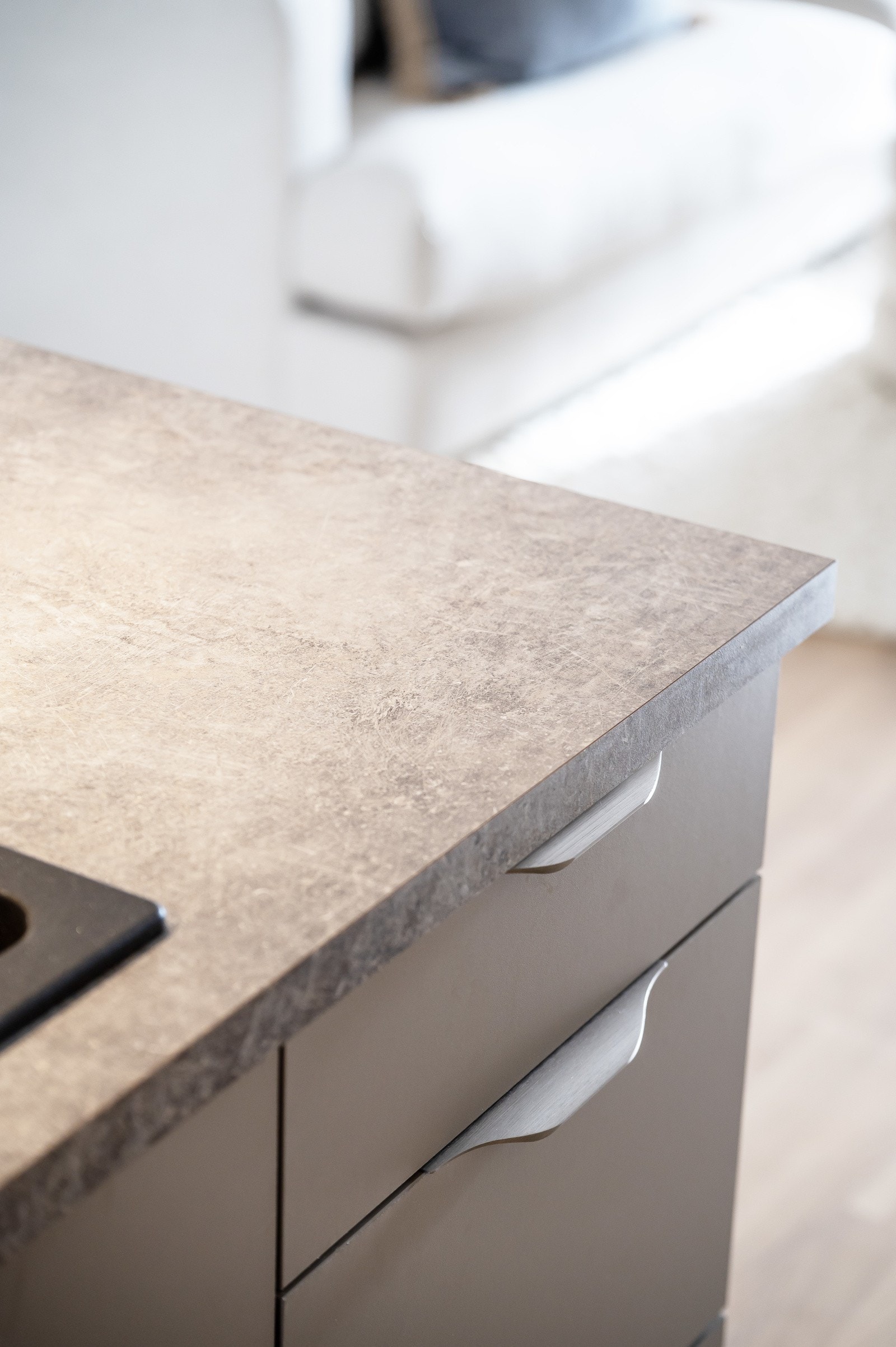 Det er gjort flere gjennomtenkte tilvalg som gir både økt funksjonalitet og et eksklusivt preg. Det er gjort tilvalg på utvidet underskap og benkeplate. Samt vask i sort kompositt Galleribilde