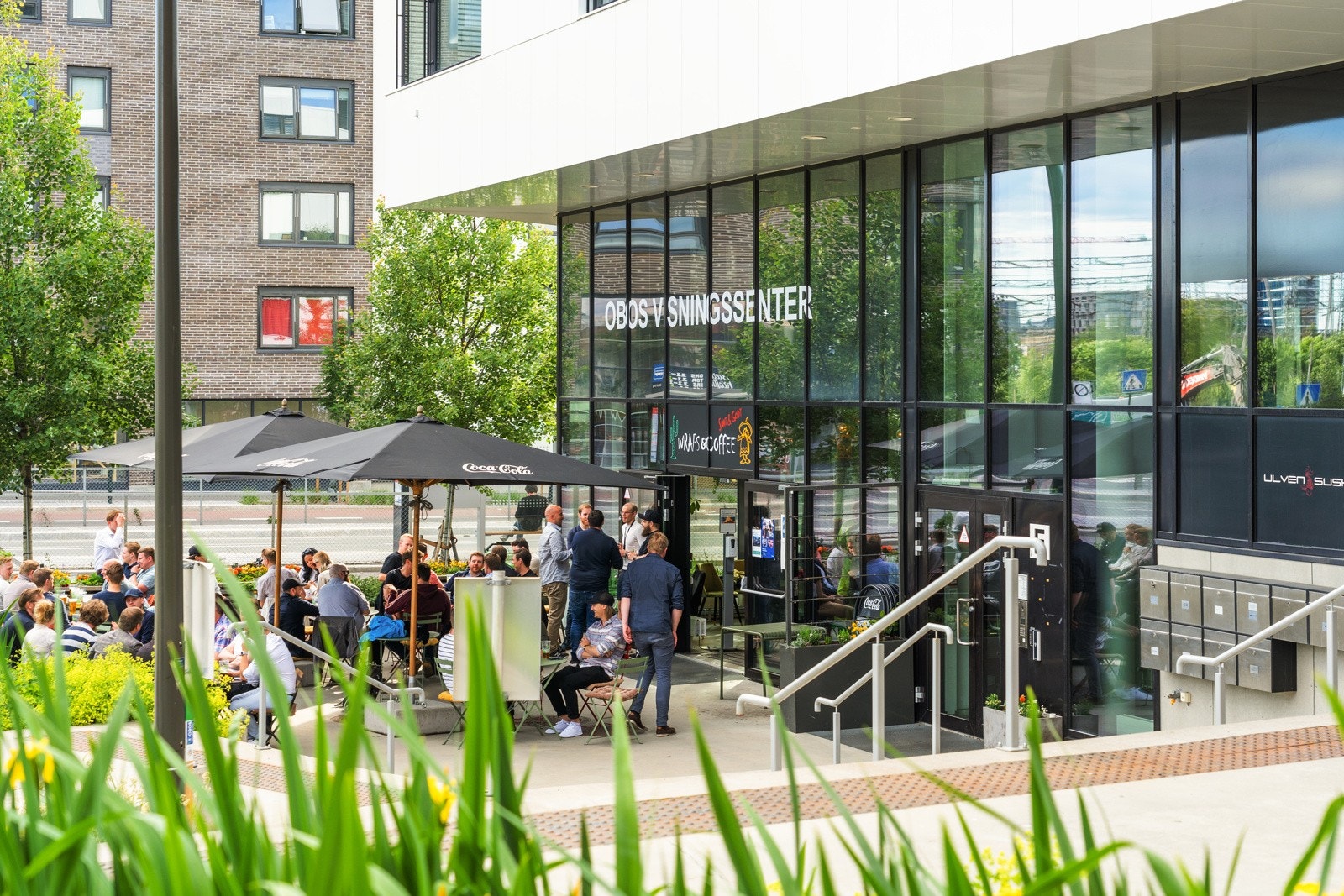 Like over veien finner du både café, apotek og andre servicetilbud Galleribilde