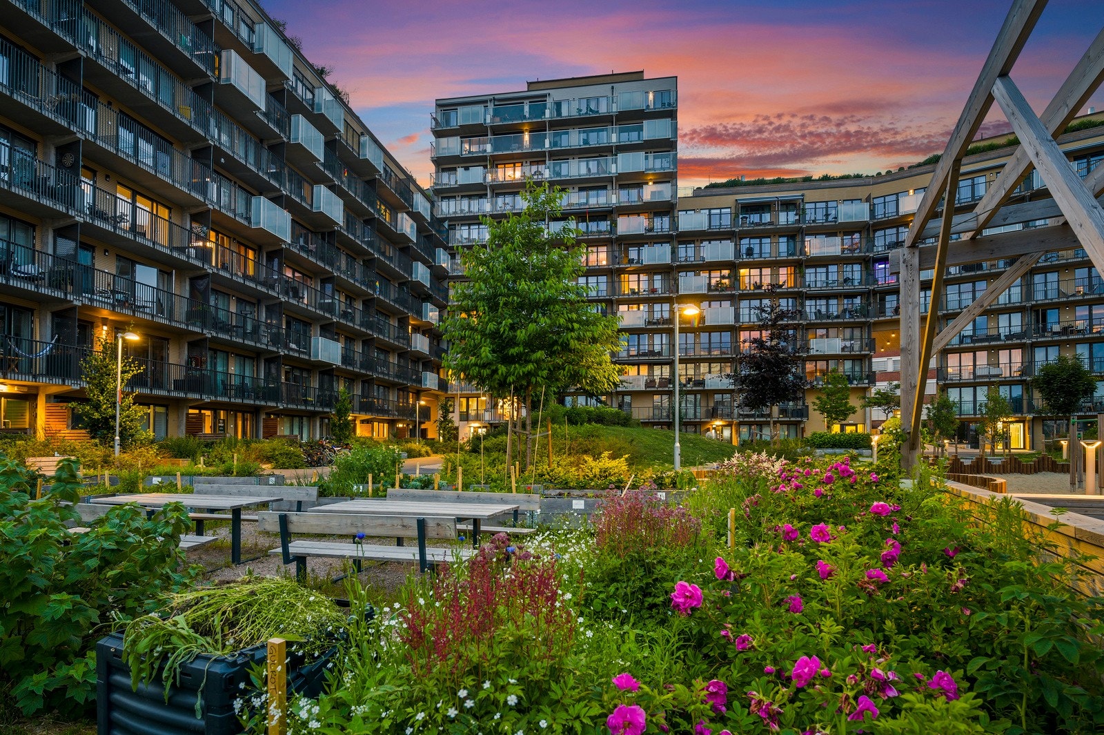 Indre gård er pent opparbeidet med sittegrupper, grønn beplanting og lekeplasser for barn og unge Galleribilde