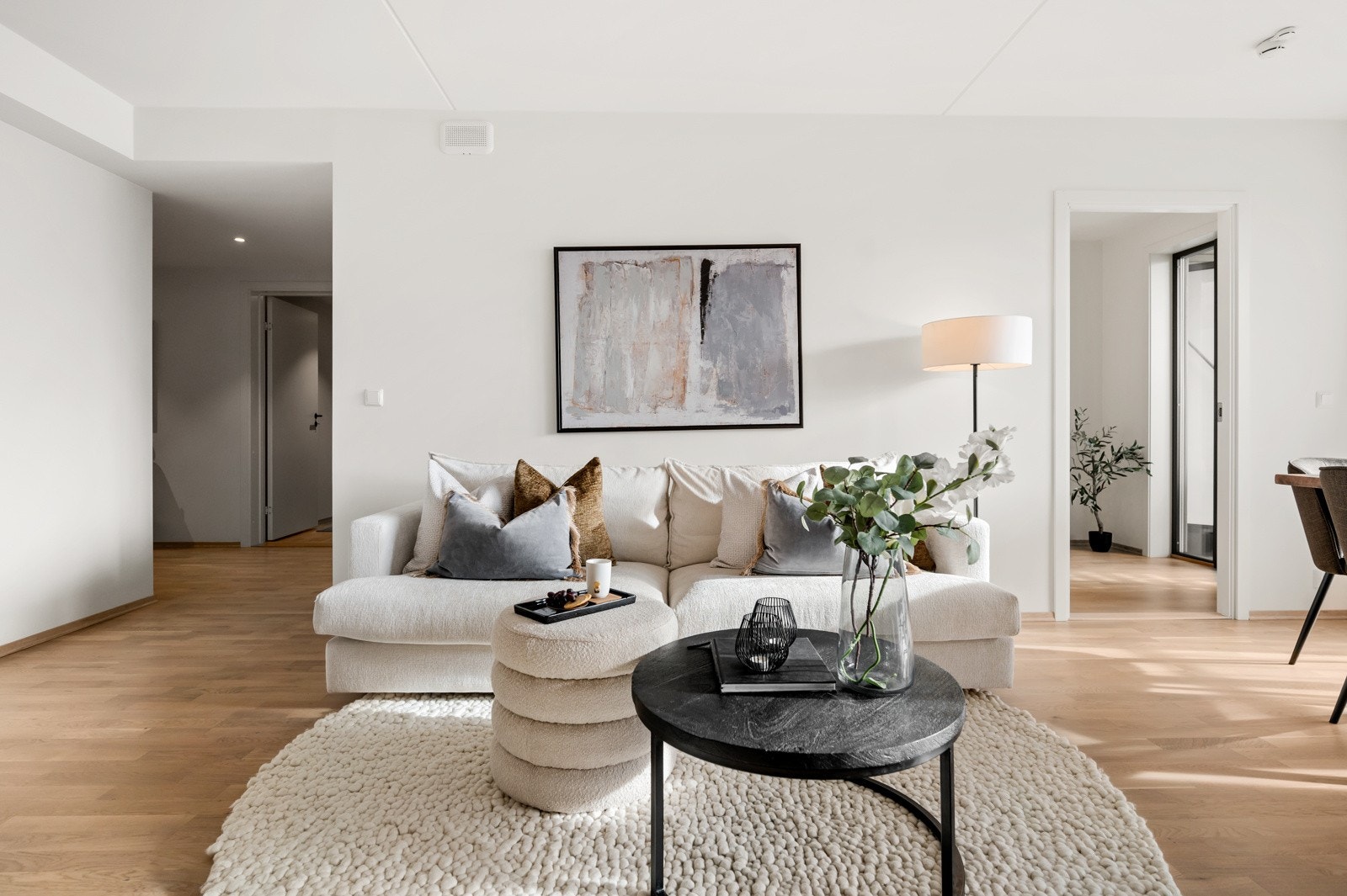 Romslig stue med plass til både sofagruppe og spisebord Galleribilde