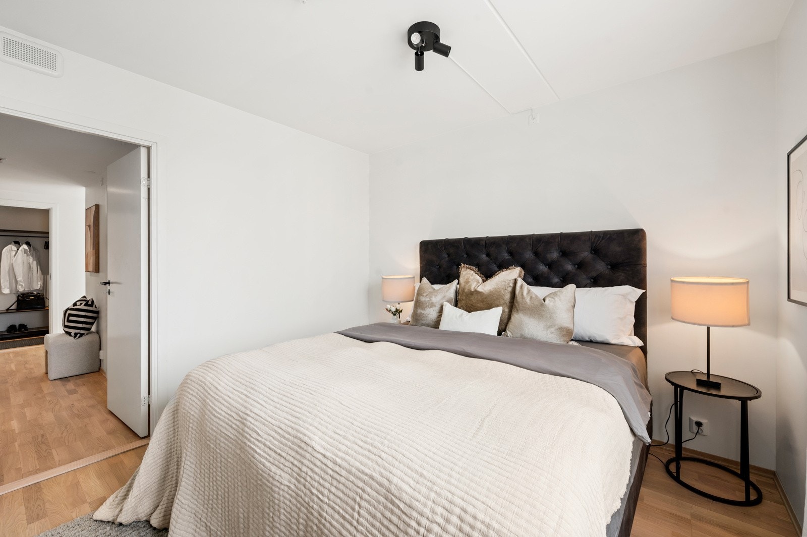 Leiligheten har totalt tre lyse og trivelige soverom, alle med samme gjennomgående standard som resten av boligen Galleribilde