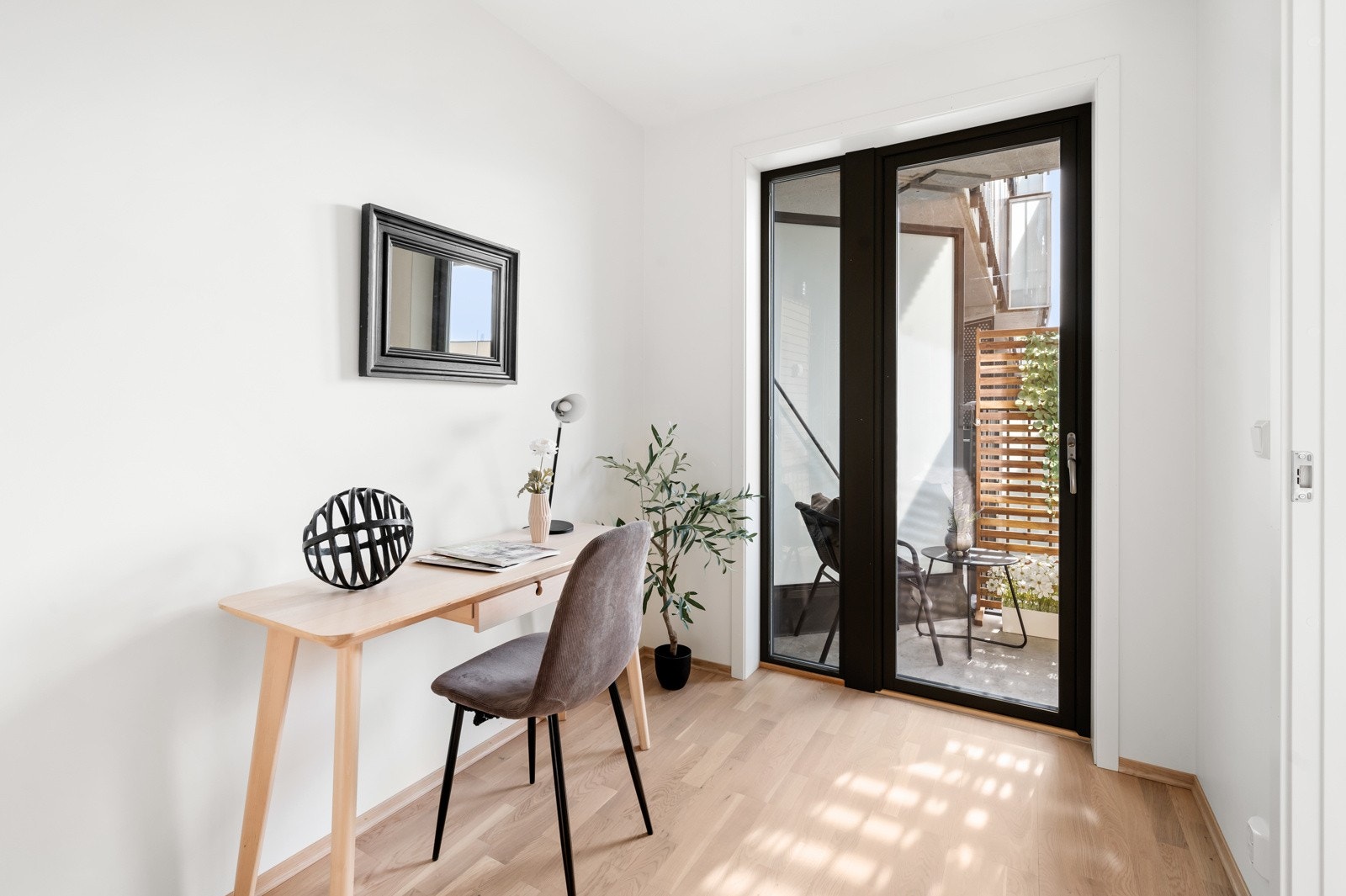 De store vindusflatene på soverommet gir rikelig med naturlig lysinnslipp Galleribilde