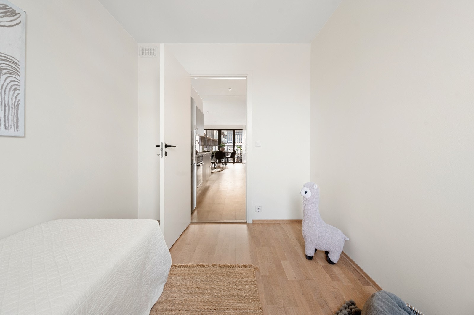 Her er det plass til både seng, garderobe og en eventuell arbeidsplass Galleribilde