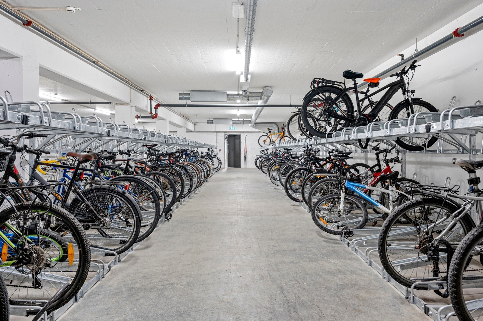 Sykkelparkering i låst sykkelrom som er til felles bruk Galleribilde