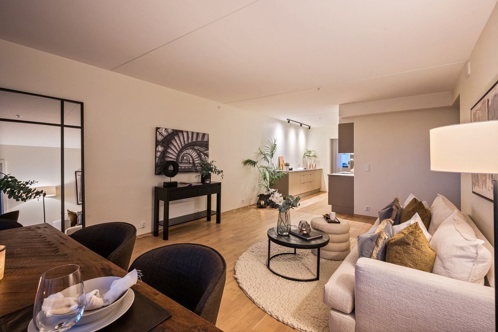 Naturlig flyt mellom de ulike sonene i stue/kjøkken Galleribilde