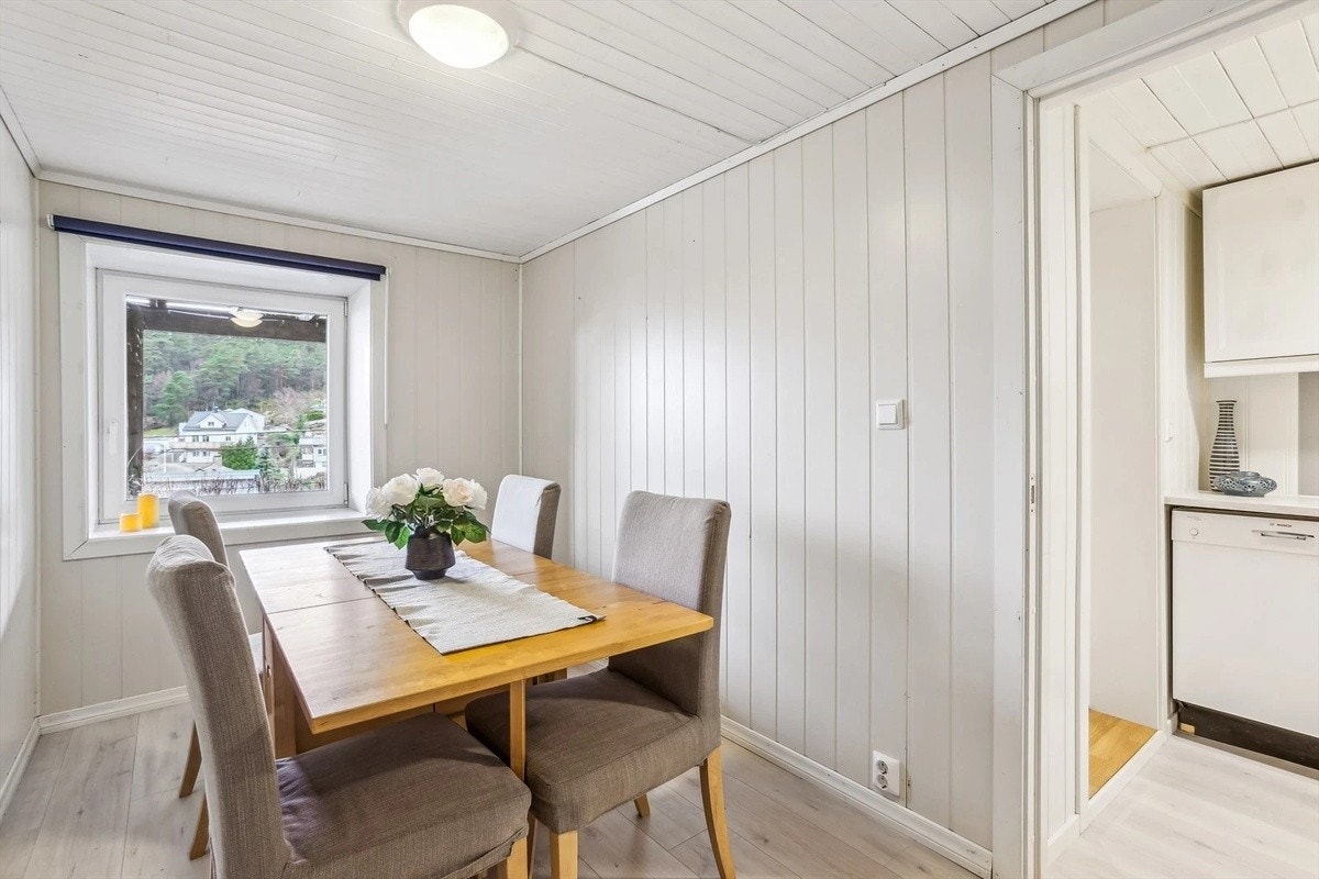 soverom 3 kjeller, her innredet med spisebord Galleribilde