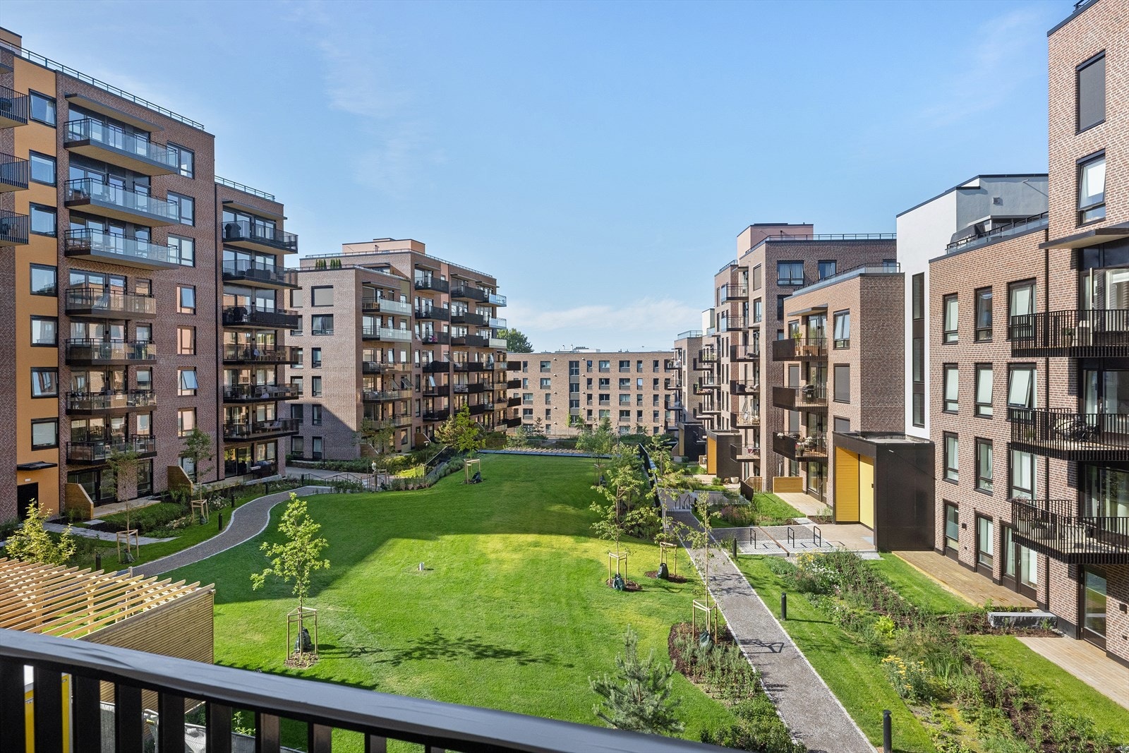 Ca. 16 kvm hjørnebalkong i 3. etg. mot gårdshage. Galleribilde