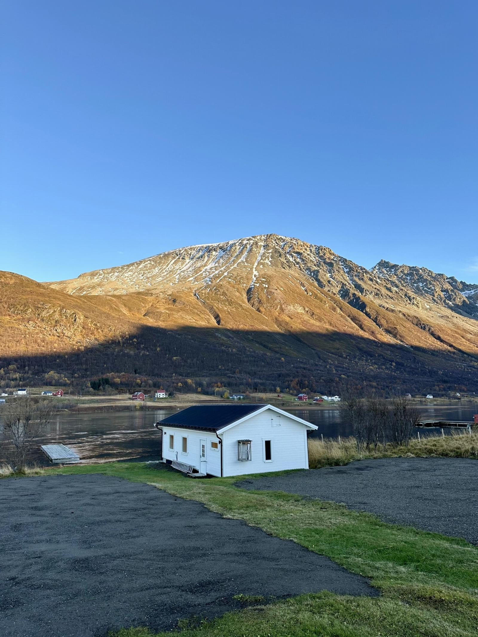 Sjønær beliggenhet med enkel adkomst til sjø og fjære. Tomten er planert og det er anlagt plen mot sjøen i 2024. Selgers private foto.