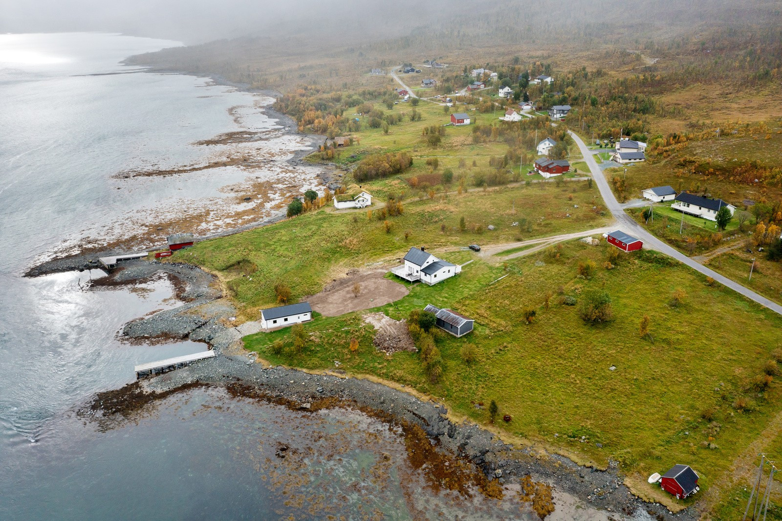 Det er gangavstand til lokalbutikk (Joker Engenes) og ca. 16 km til nærmeste barnehage og Lenangen skole