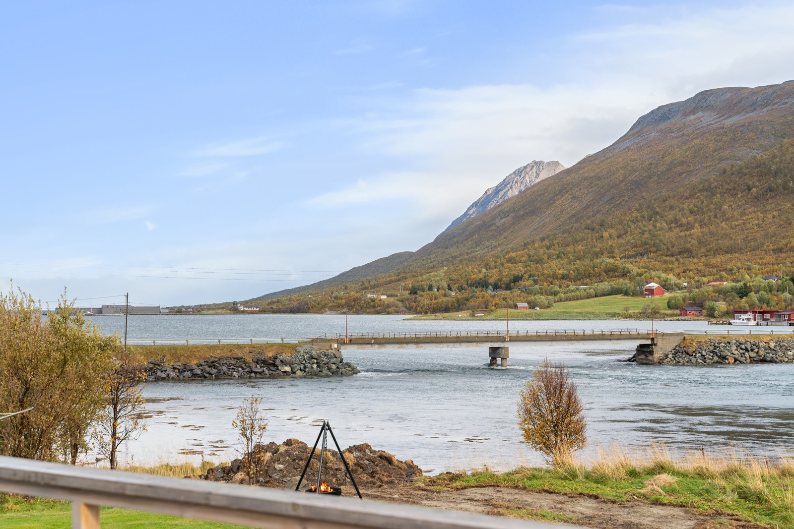 Eiendommen ligger idyllisk til med nydelig utsikt mot Lenangsstraumen, fjell og vakker natur!