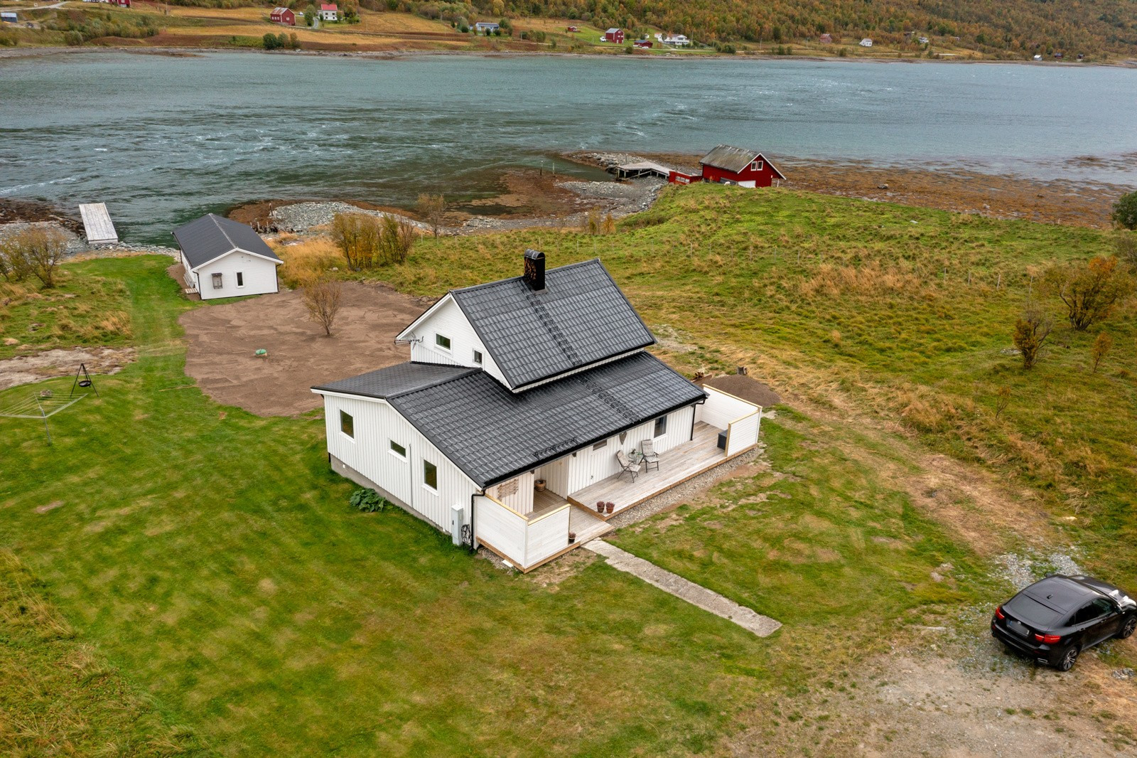 Nyere naust fra 2020 med innlagt strøm. Kai/brygge fra ca. 2018. I følge kommunen er ikke disse søkt godkjent.