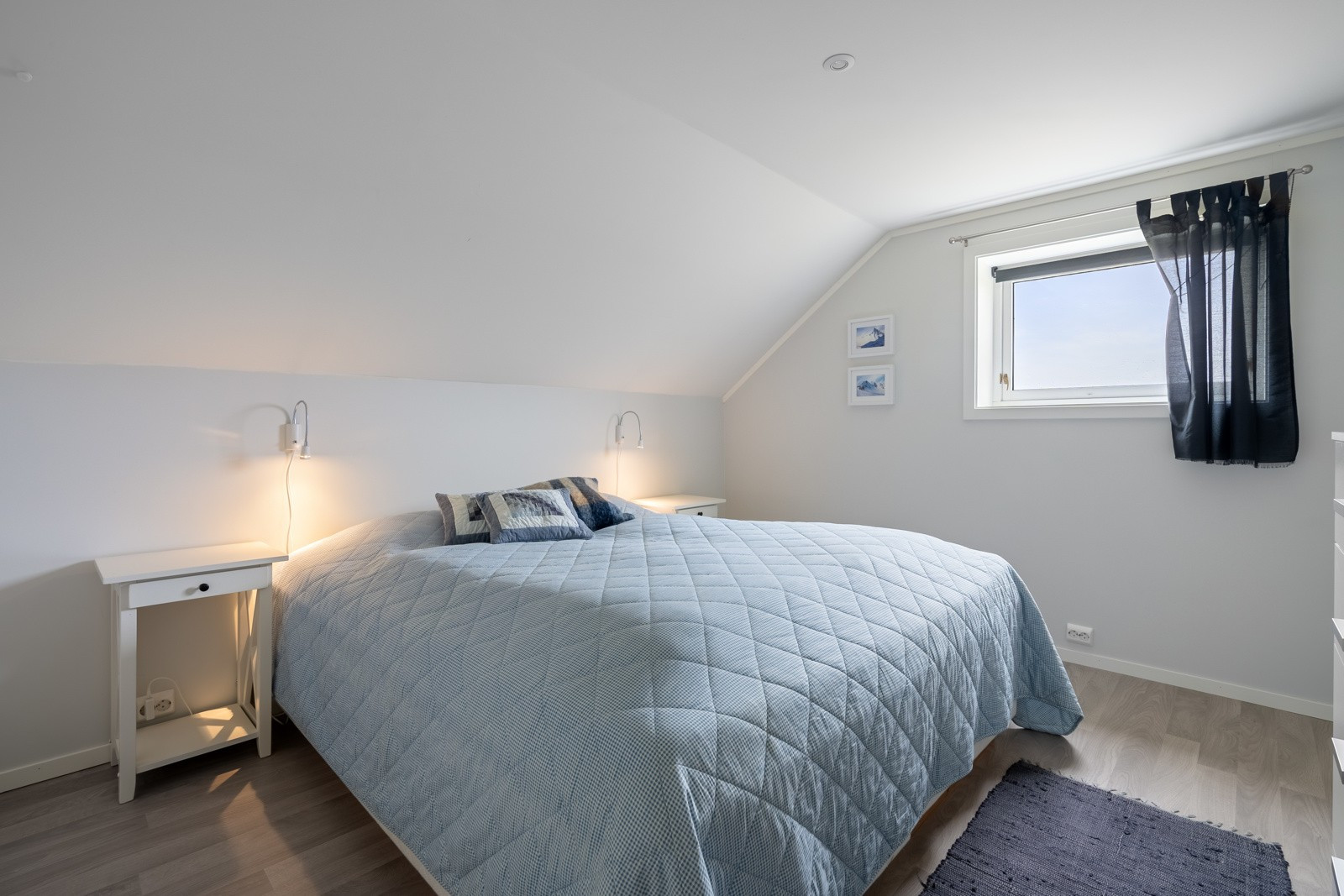 Soverom 2 i loftsetasje. Soverommene i loftsetasje er pusset opp i ca. 2020 med nyere gulv, vegger og downlights i himling.