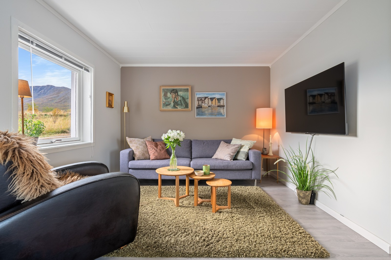 Stue med nyere gulv fra ca. 2020. De fleste innvendige overflatene er nytt i ca. 2020 i de fleste oppholdsrom.