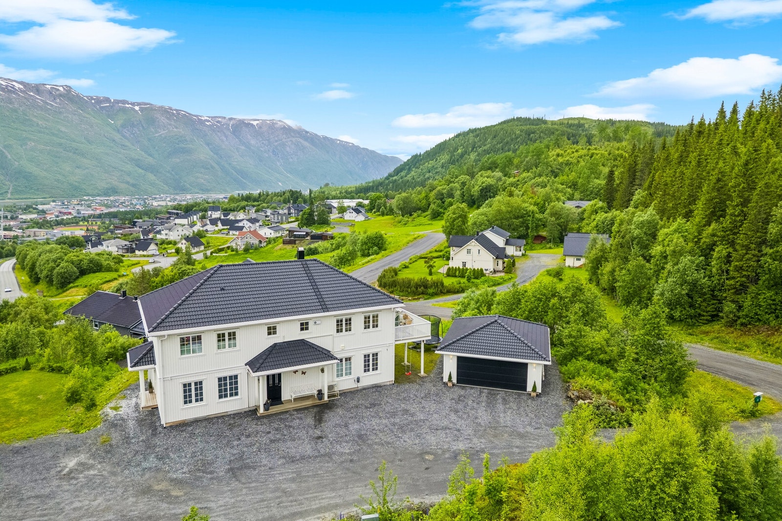 Natur, fritid, sol og utsikt. Alt man kan sette pris på i umiddelbar nærhet. Galleribilde