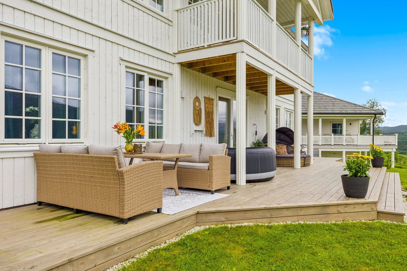 Boligen har flere fine uteplasser; balkong ut fra stua og kjøkkenet i andre etasje og platting ut fra stua i første etasje. Galleribilde