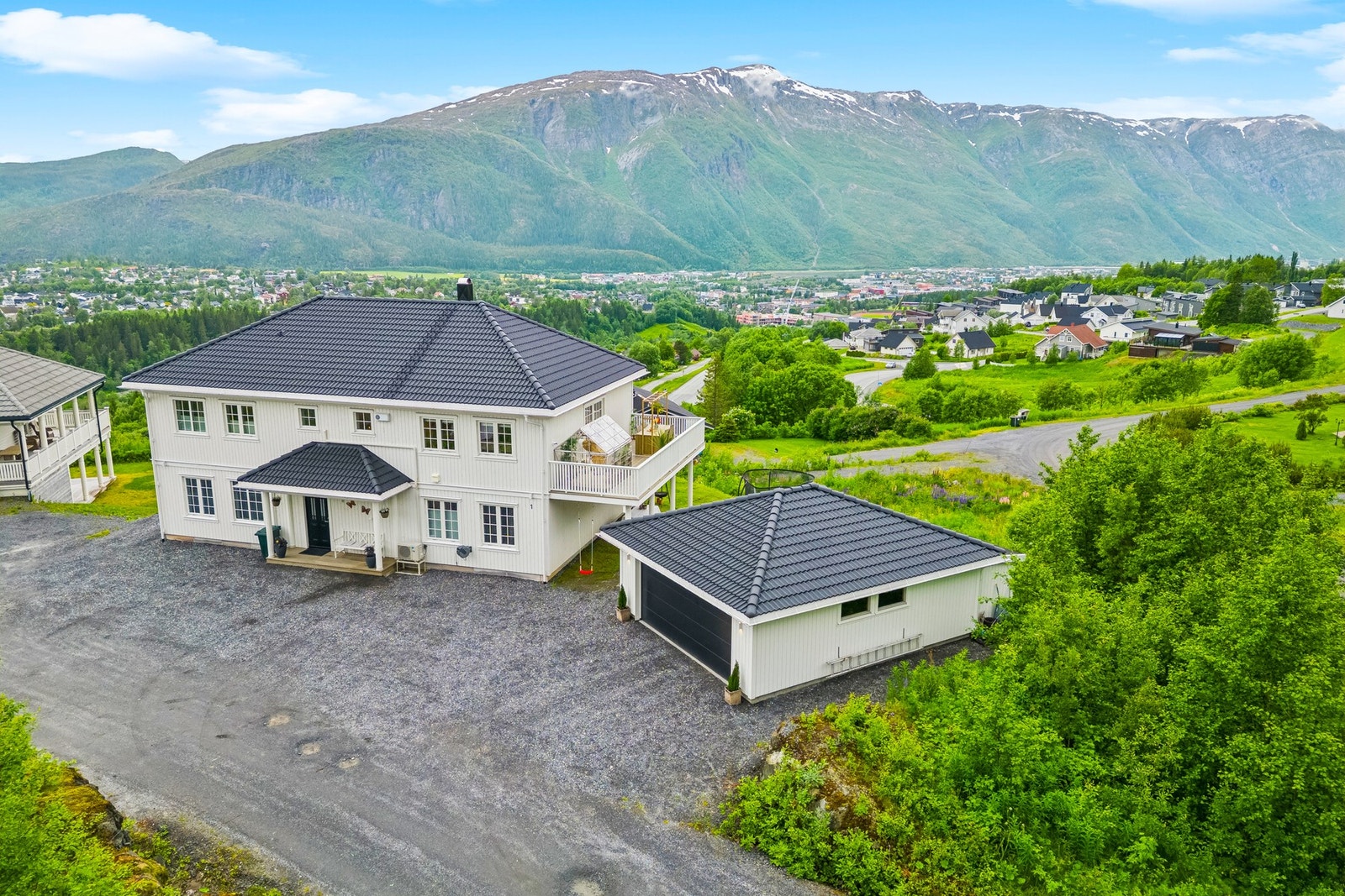 Med i handelen følger en fin dobbelgarasje på ca. 44 m² med innlagt strøm, klargjort for etablering av el-billader og fremtidig isolering/innvendig kledning. Galleribilde