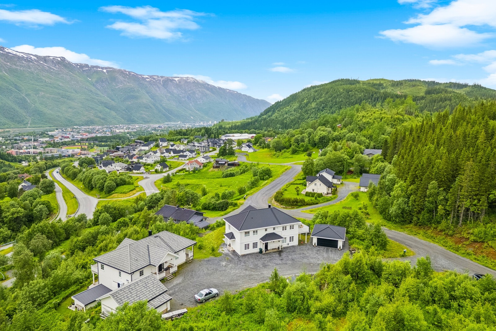 Huset ligger tilbaketrukket fra hovedfeltet, opp mot Skihytta og vanntårnet. Det deles innkjørsel med naboen, og adkomsten er offentlig eid og driftet. Galleribilde