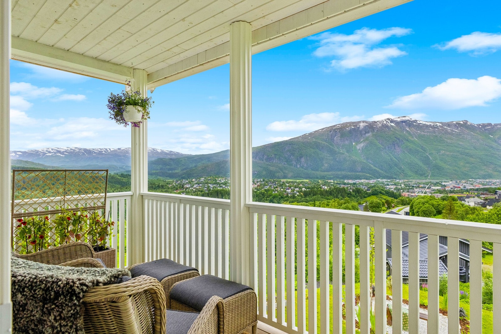 Balkongen med utgang fra stua får inn solen rundt kl 14 sommerstid, og følger fjellryggen over Øyfjellet til ca. 22:30. Galleribilde