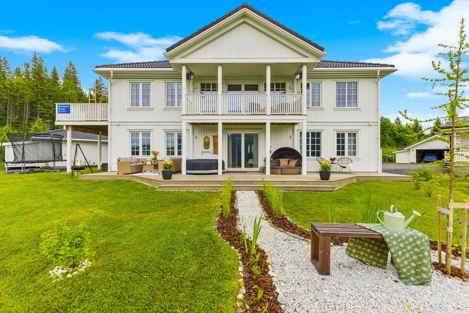 Boligen sto ferdigstilt i 2023, og eksteriøret er levert av Norgeshus av modellen Gods. Innvendig er mye omtegnet av selger. Galleribilde