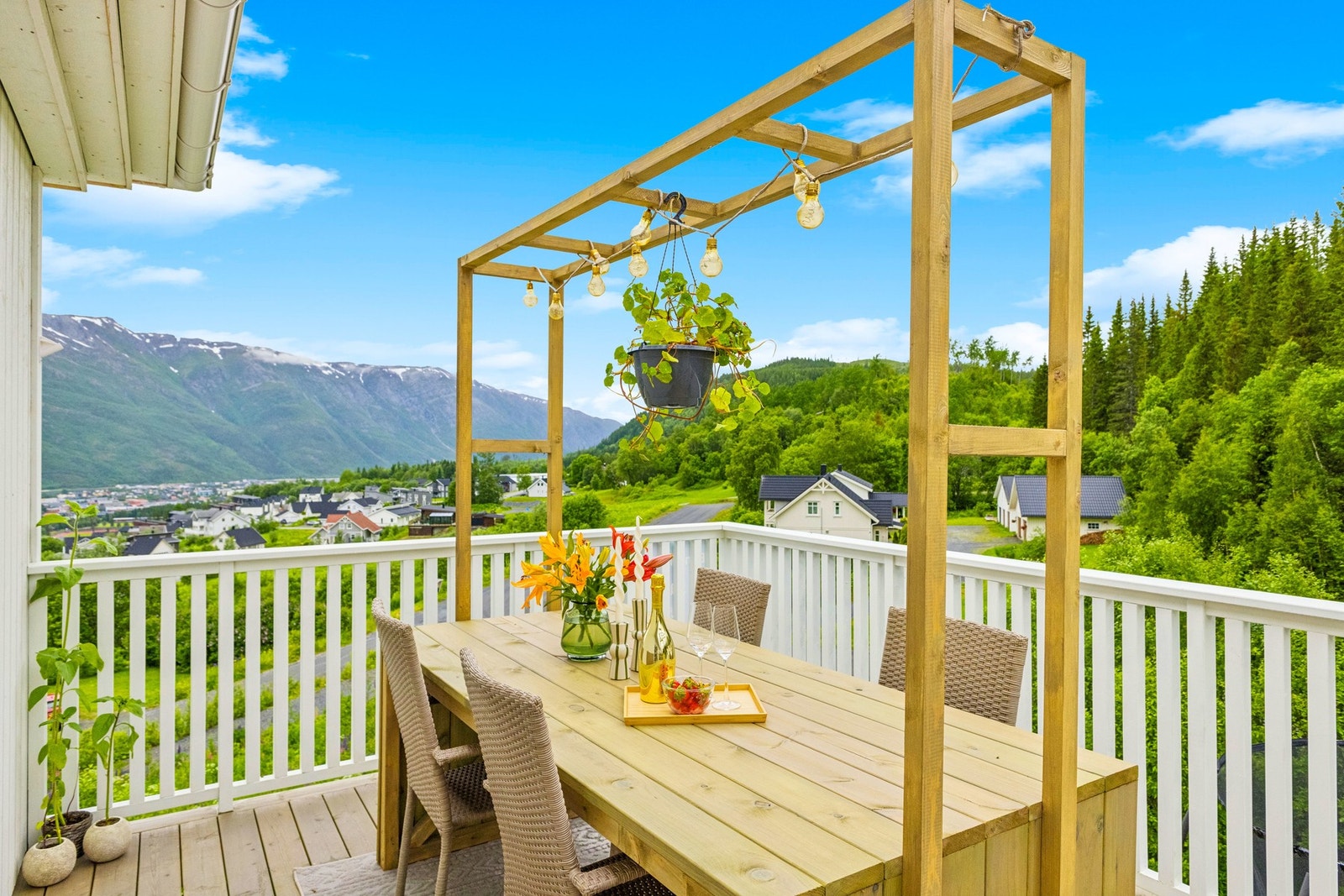 Denne balkongen har du ut fra kjøkkenet, og sola kommer sommerstid hit på morgenen i øst, og deretter tilbake rundt kl 19 frem til ca. 22:30. Galleribilde