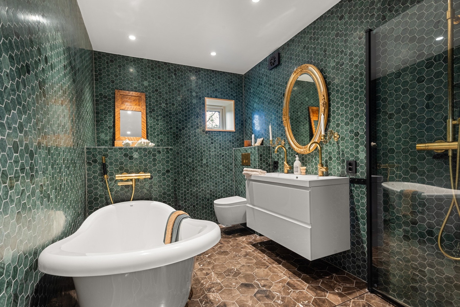 Nytt, meget påkostet dealjbad bad 2022 med mange flotte detaljer og løsninger, bl.a. marmorfliser på vegger og gulv. Inneholder dusj, badekar, vask, wc, vask/tørk Galleribilde