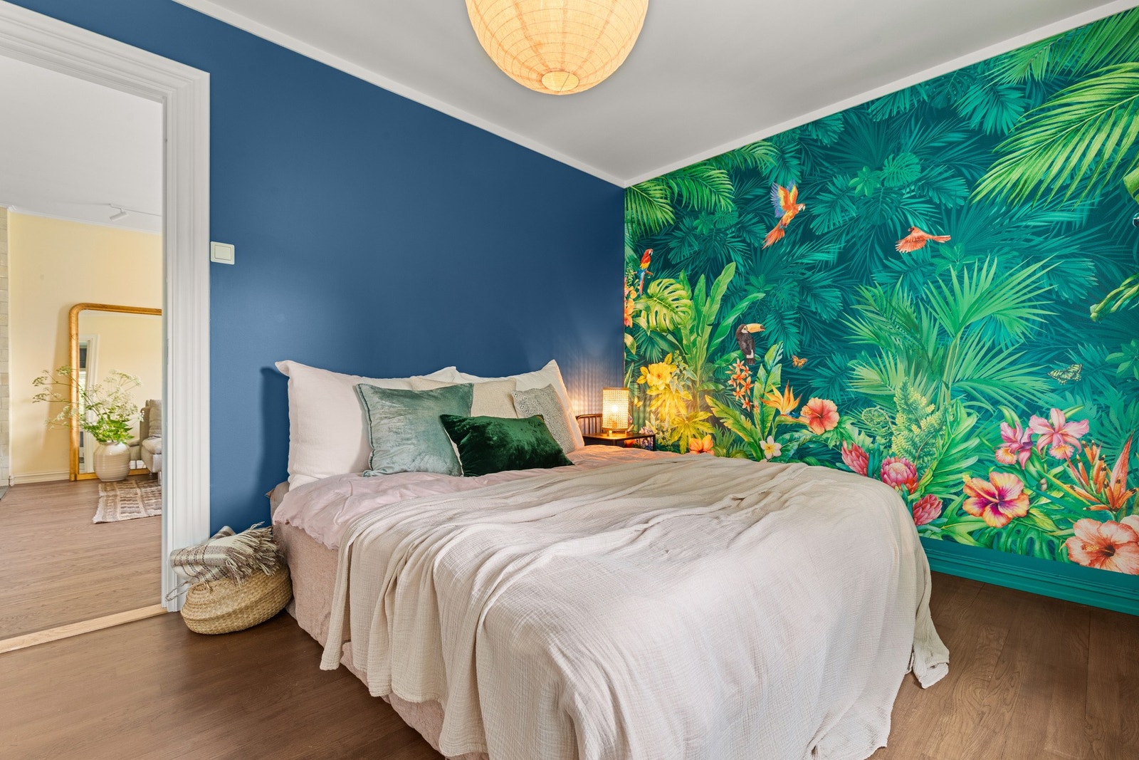 Hovedsoverom med garderobeskap og nydelig tapet kontrastvegg Galleribilde