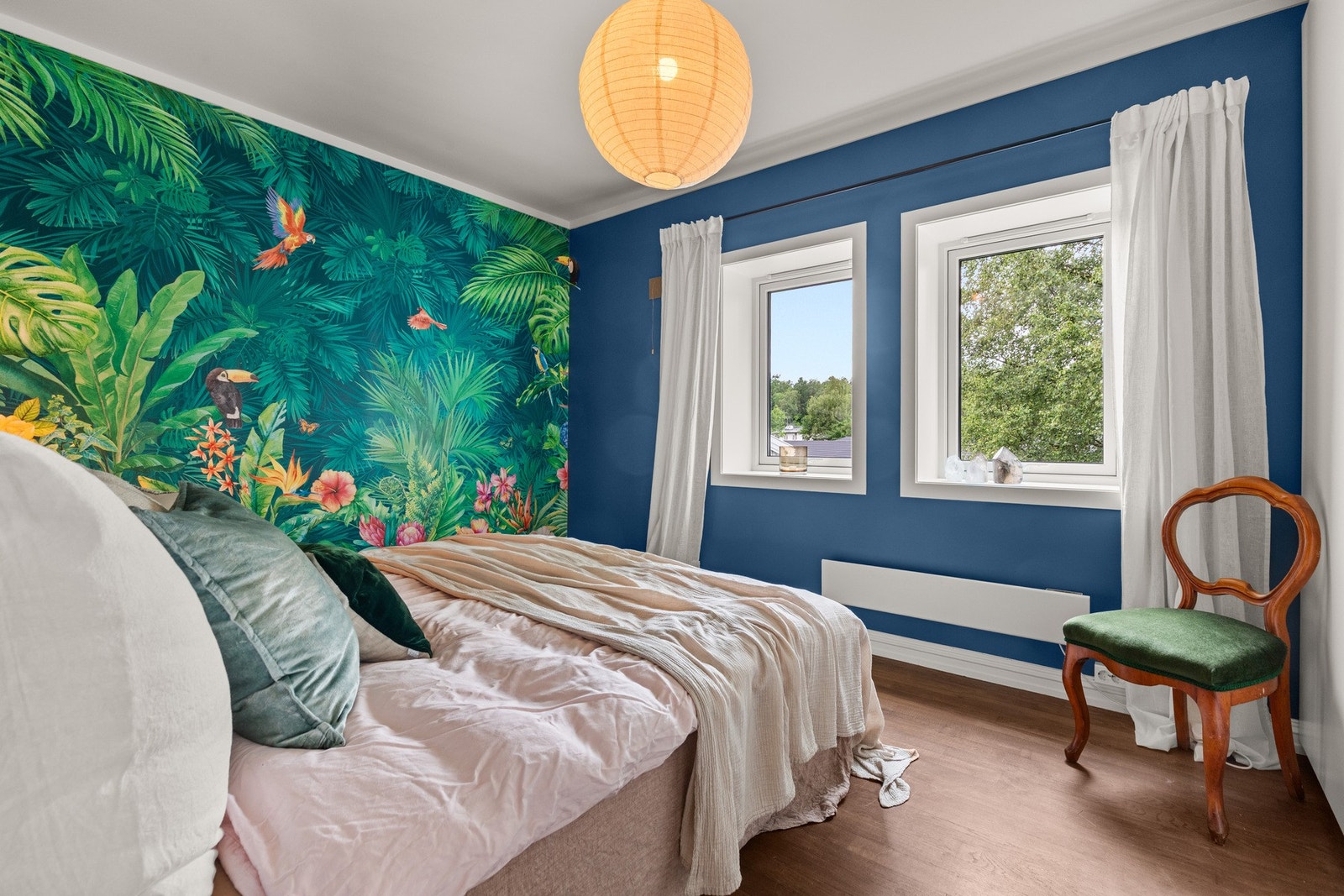 Hovedsoverom med garderobeskap og nydelig tapet kontrastvegg Galleribilde