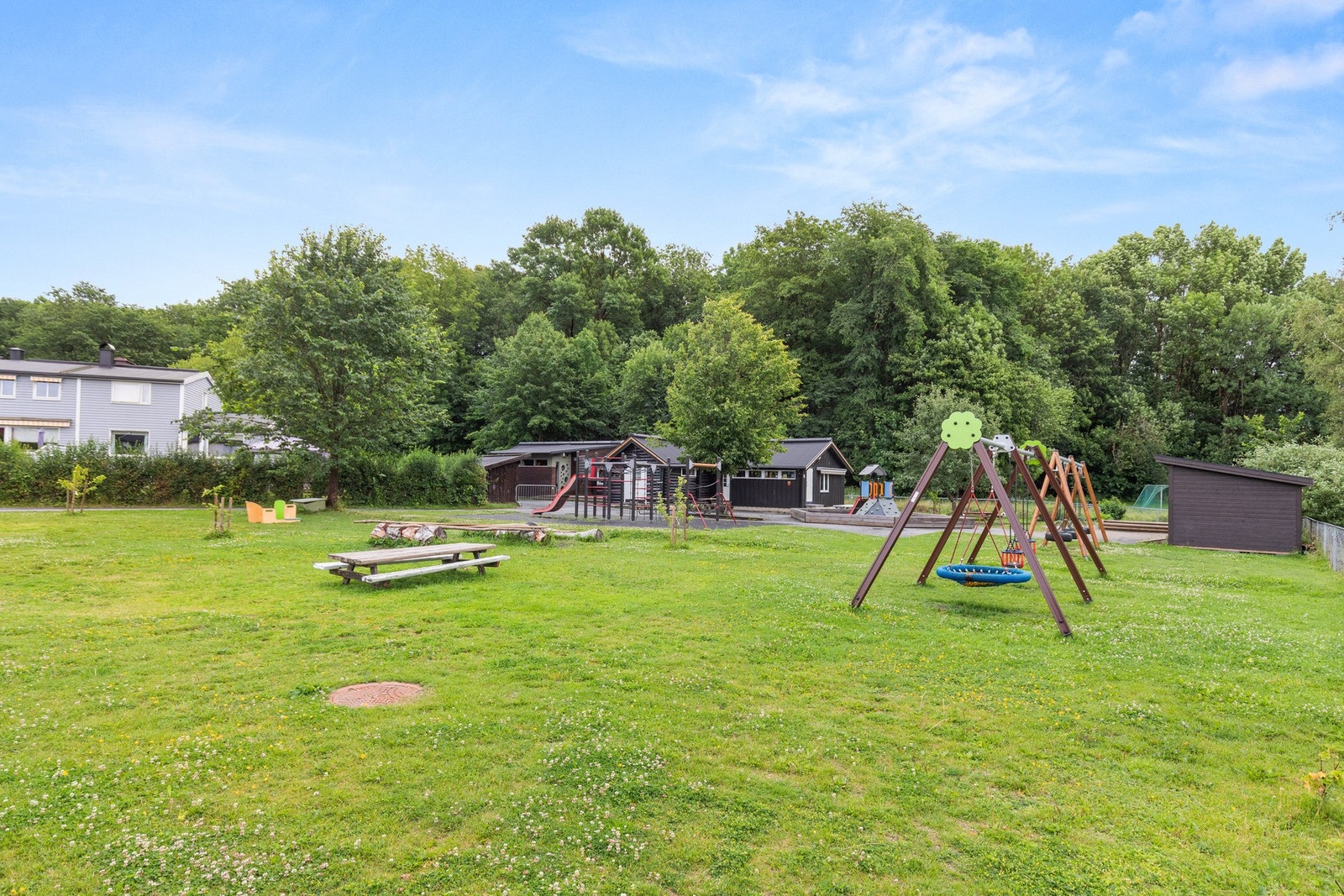 Store grøntområder med mye plass til rekreasjon og lek Galleribilde