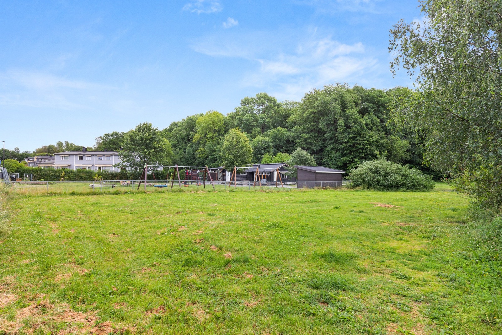 Store grøntområder med mye plass til rekreasjon og lek Galleribilde