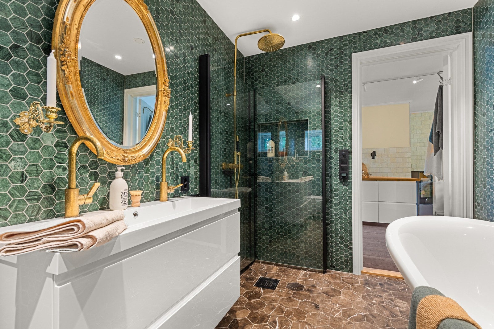 Meget påkostet dealjbad med dusj, badekar, vask, wc, vask/tørk Galleribilde