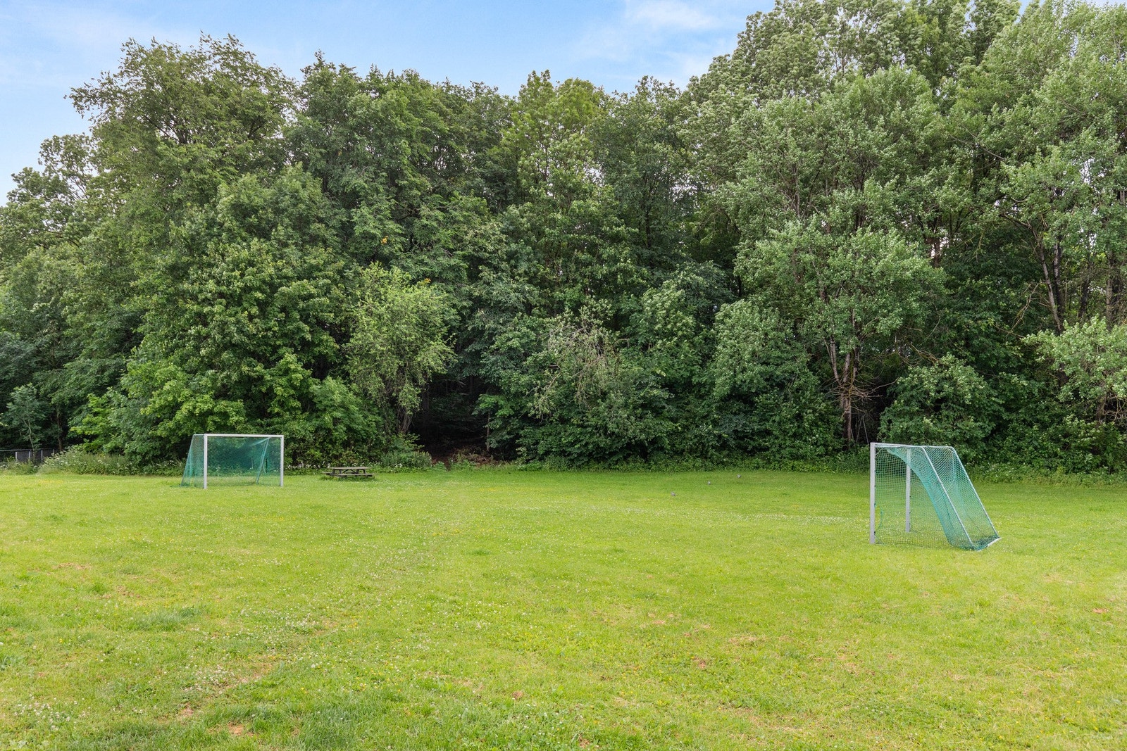Store grøntområder med mye plass til rekreasjon og lek Galleribilde