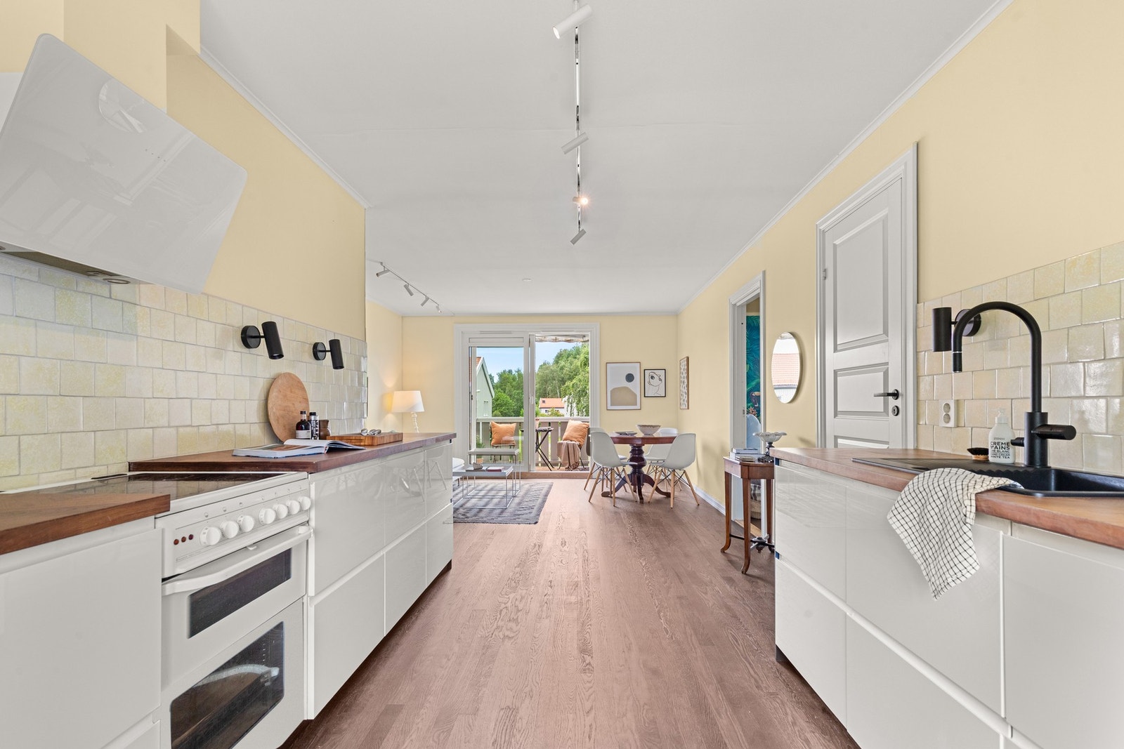 Gjennomgående leilighet med gode lysforhold som lett kan sonemøbleres. Ny heltre eik parkett 2025 i stue/spisestue/kjøkken. Galleribilde