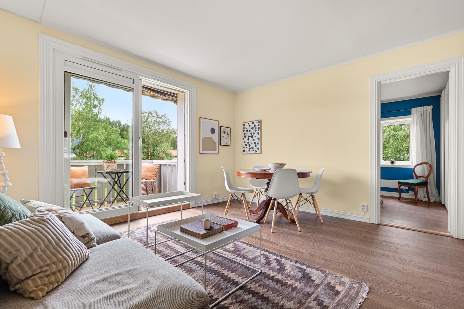 Stor lys stue med direkte tilkomst til balkong med ettermiddagssol Galleribilde