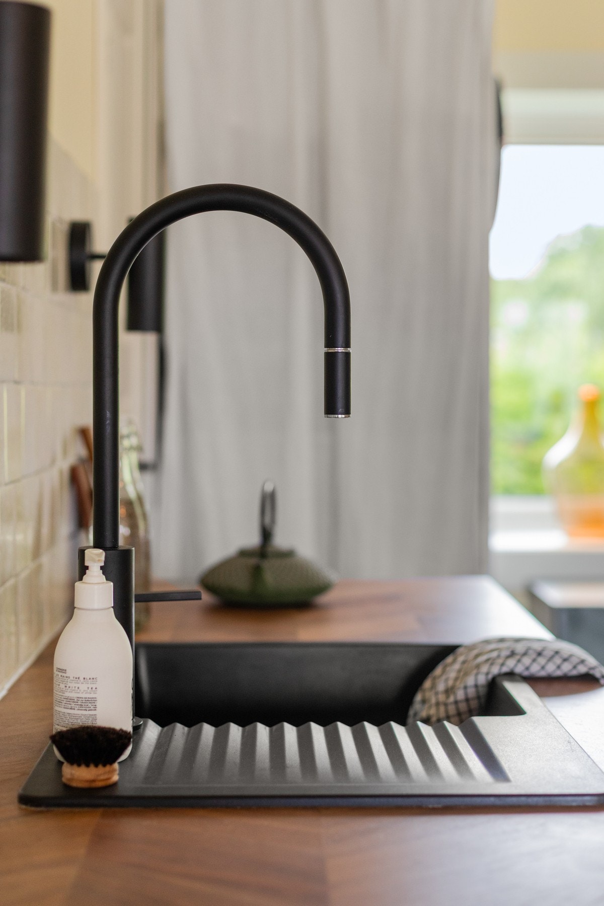 Detaljbilde kjøkken.
Fliser over kjøkkenbenk er håndlagde, norskproduserte Galleribilde