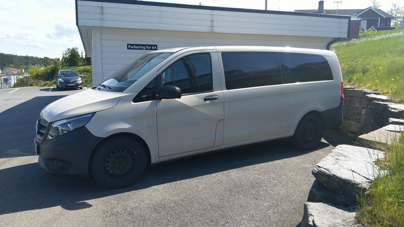 Stor privat parkeringsplass fremfor inngang Galleribilde