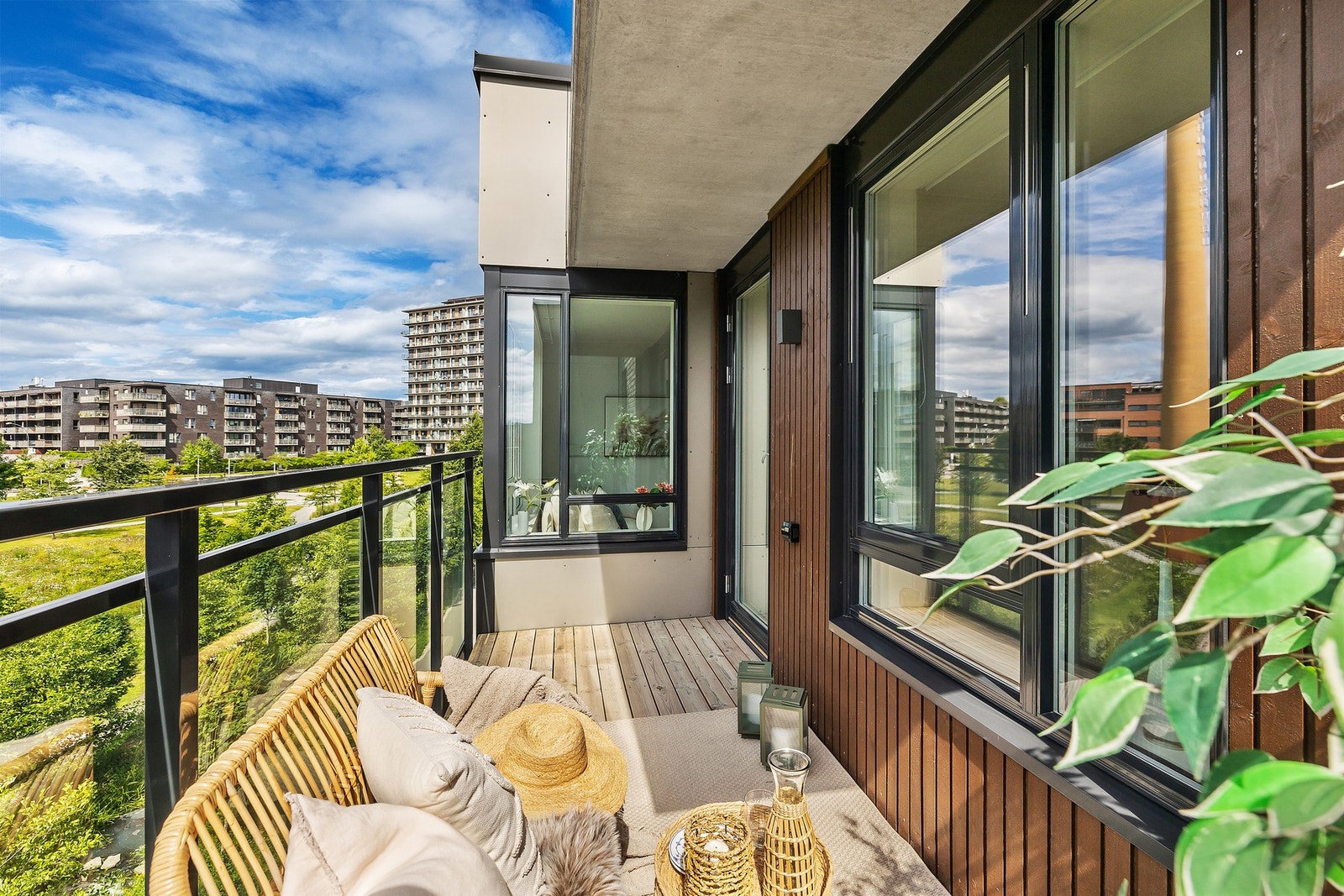 Det er lagt terrassebord. God plass til ønsket møblement Galleribilde