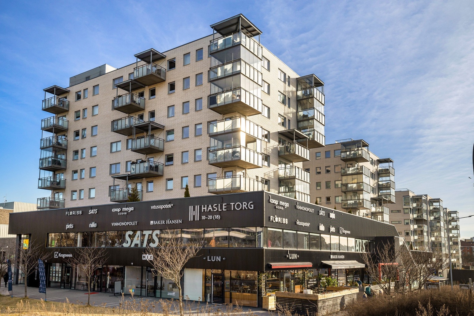 Hasle torg, kort gangavstand med treningsenter og flere servicetilbud Galleribilde